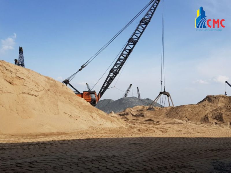 Cát san lấp thường có màu đen, xám xịt, cỡ hạt không đều và có lẫn một tỷ lệ tạp chất nhất định