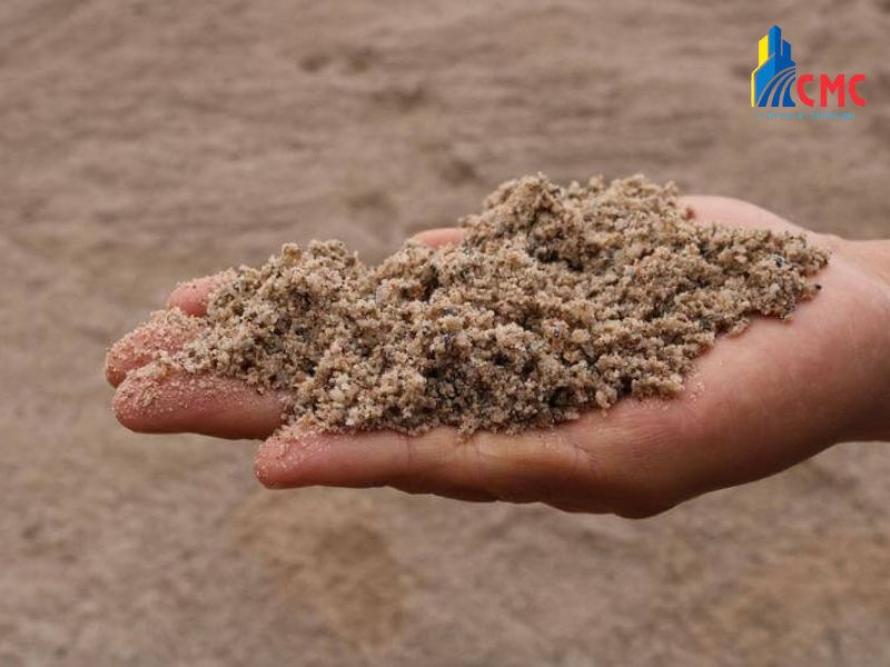 Cát bê tông có màu vàng, hạt to, đều và sạch, không chứa hàm lượng mica hay bùn hữu cơ vượt quá mức quy định