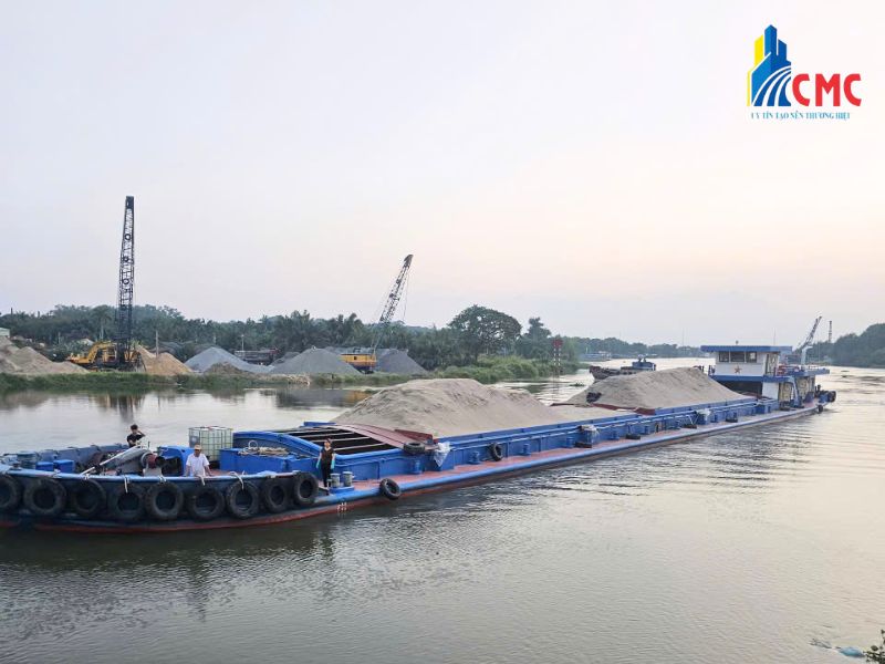 Cát đen san lấp được dùng để đổ nền, tôn nền, san lấp mặt bằng móng nhà, nhà xưởng nhằm tạo độ chặt và phẳng