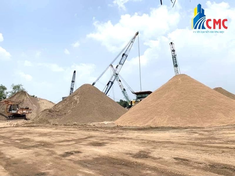 Hệ thống sà lan vỏ thép công suất lớn của CMC đang bốc dỡ cát bê tông hạt lớn trực tiếp tại cảng sông để phục vụ dự án lớn