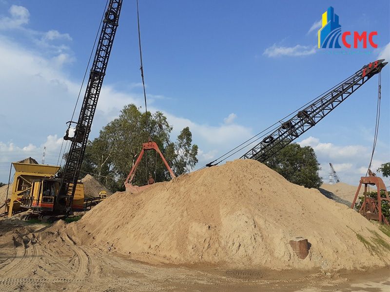Đội xe ben tải trọng lớn của CMC xếp hàng xuất bãi cấp cát bê tông xuyên đêm cho các công trình làm đường