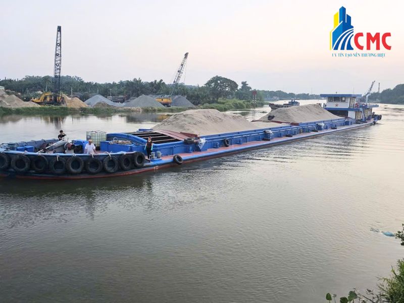 Hệ thống sà lan công suất lớn đảm bảo nguồn cung cát vàng dồi dào cho các công trình trọng điểm