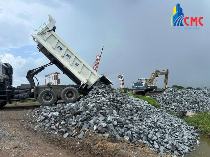CMC sở hữu đội xe ben, xe đầu kéo, sà lan đa tải trọng để phục vụ cho mọi công trình lớn nhỏ