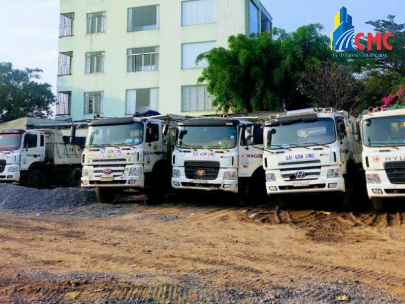 Đội xe ben tải trọng lớn của CMC hoạt động liên tục 24/7, đảm bảo tiến độ cấp phối hàng vạn khối đá mi bụi mỗi ngày