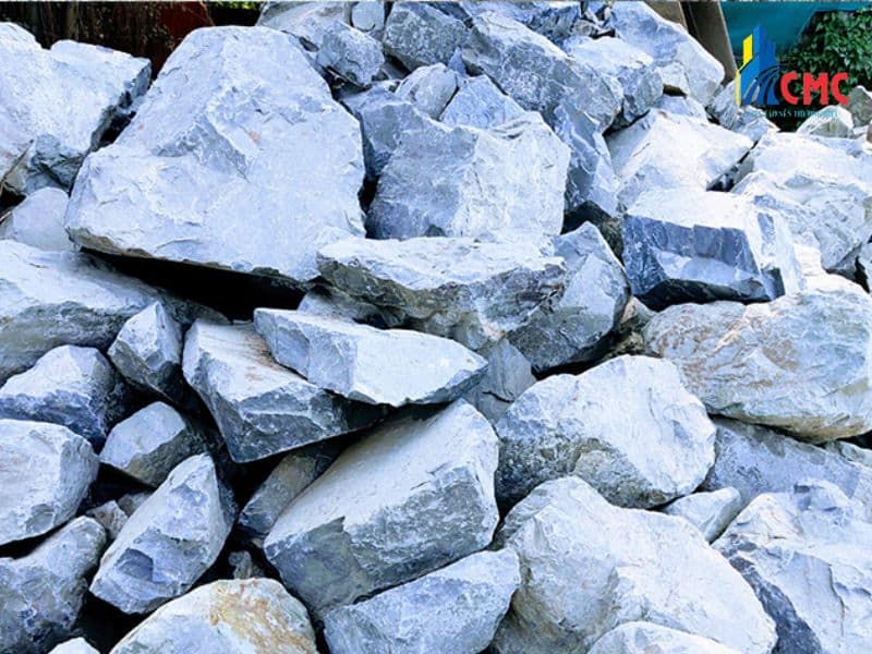Thị trường giá đá hộc hiện nay biến động ra sao và các yếu tố ảnh hưởng giá