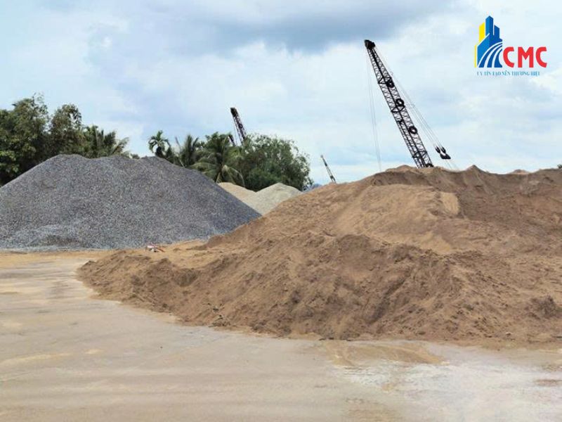 Hệ thống bãi tập kết và đội xe hùng hậu của VLXD CMC cam kết đáp ứng mọi yêu cầu về khối lượng cát đá công trình