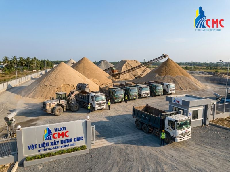 Hệ thống kho bãi rộng lớn và đội ngũ xe tải vận chuyển cát chuyên nghiệp luôn sẵn sàng phục vụ mọi công trình